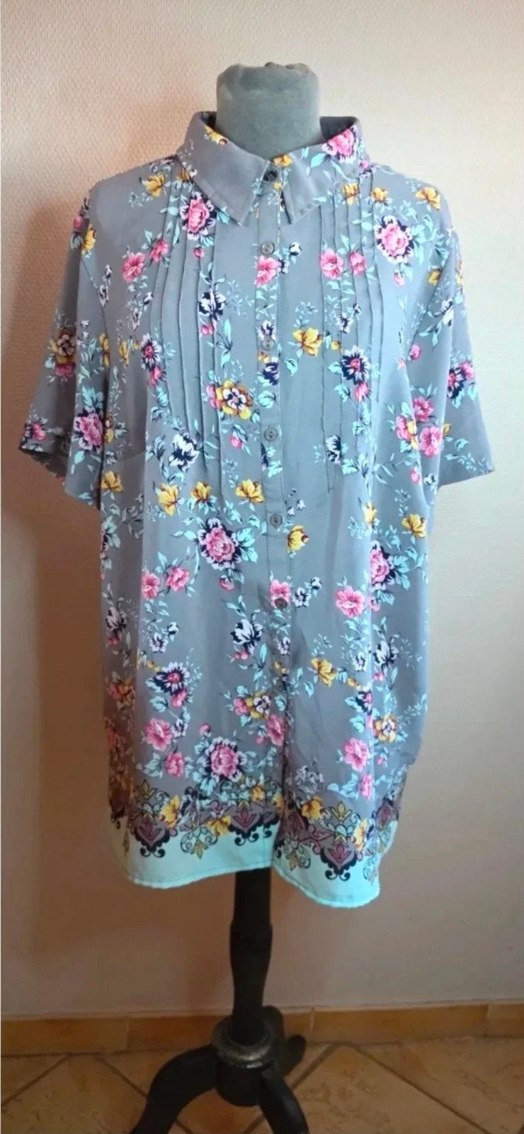 Blouse fluide grise avec motifs de fleurs taille 50/52, Kleding | Dames, Grote Maten, Ophalen of Verzenden