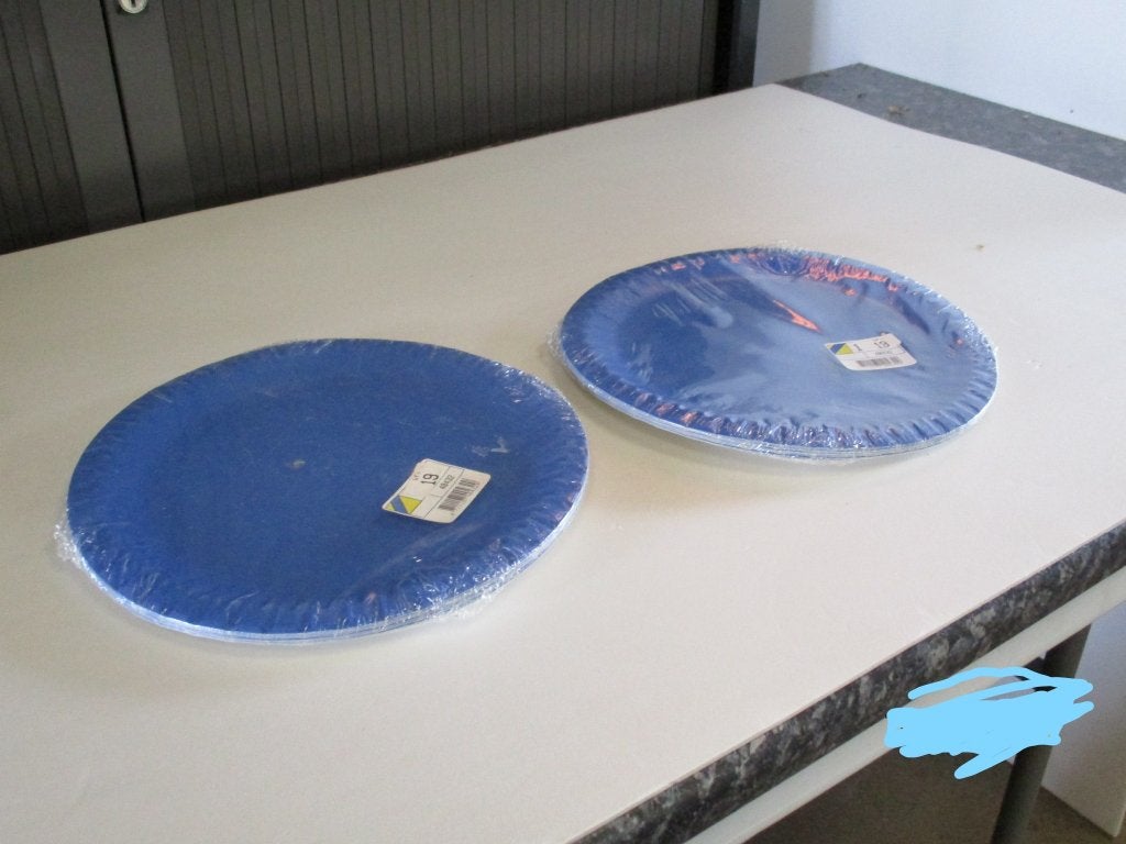 2 pakjes kartonnen borden blauw, Maison & Meubles, Cuisine | Vaisselle, Enlèvement ou Envoi, Neuf, Assiettes(s)