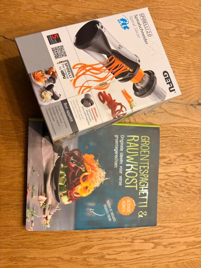 Gefu spiraalsnijder + kookboek groentenspaghetti & rauwkost, Ophalen, Zo goed als nieuw, Gezond koken
