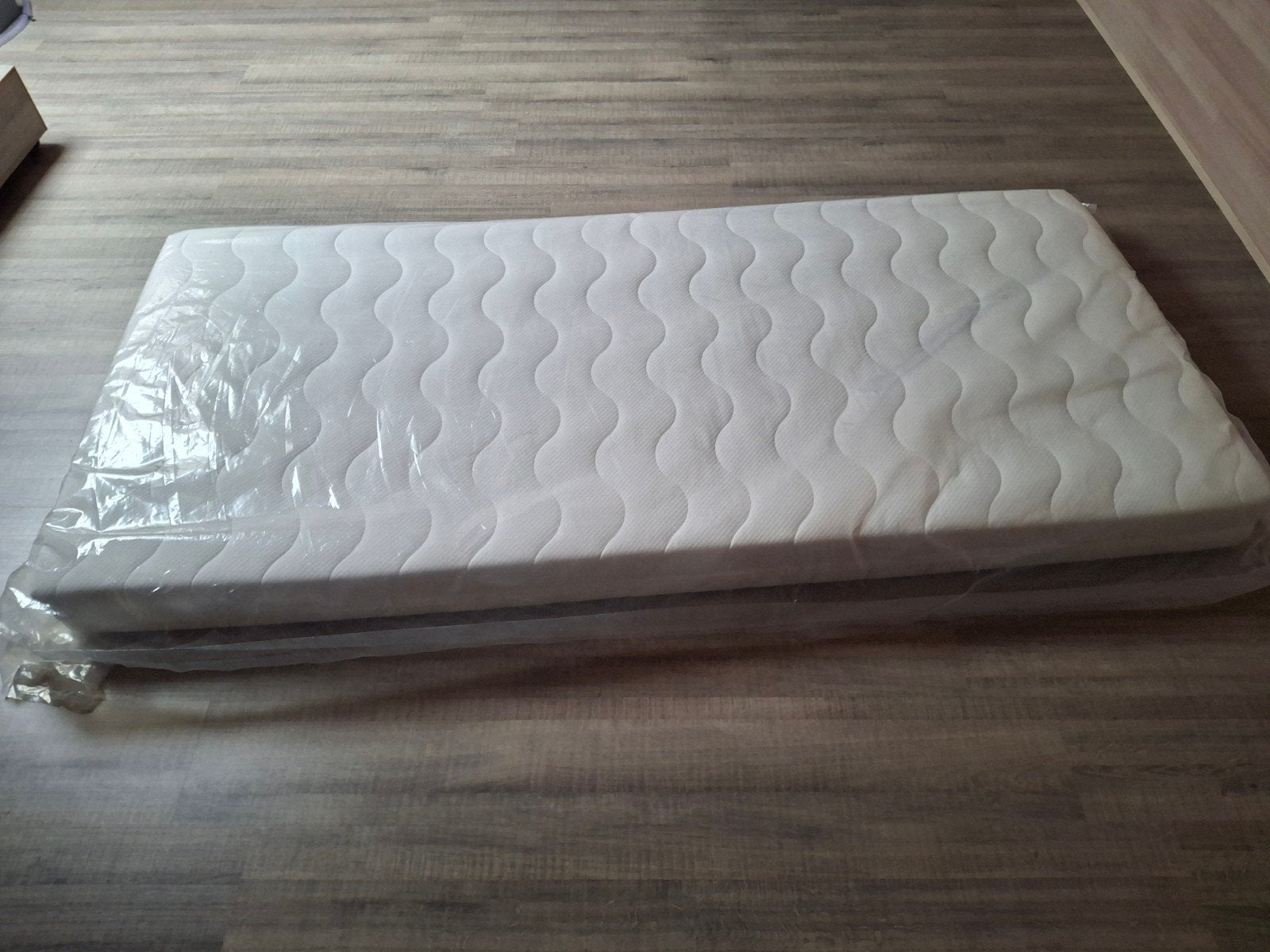 2 stuks  1-persoon matras te koop.  12 cm dik. Kleur wit, Ophalen, Matras