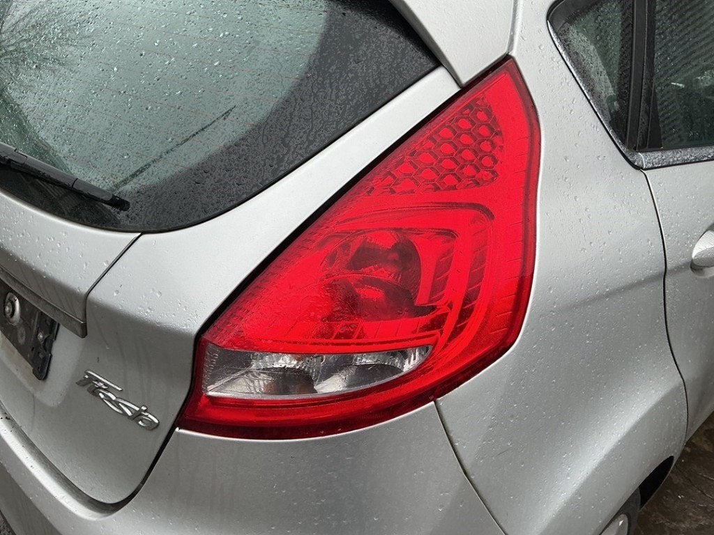 FEU ARRIÈRE DROIT Ford Fiesta 6 (JA8) (|8A6113A602AB|), Henry-Ford-Straße  1
50735  Köln, DE, Ford-Werke GmbH, Kunden@ford.com
