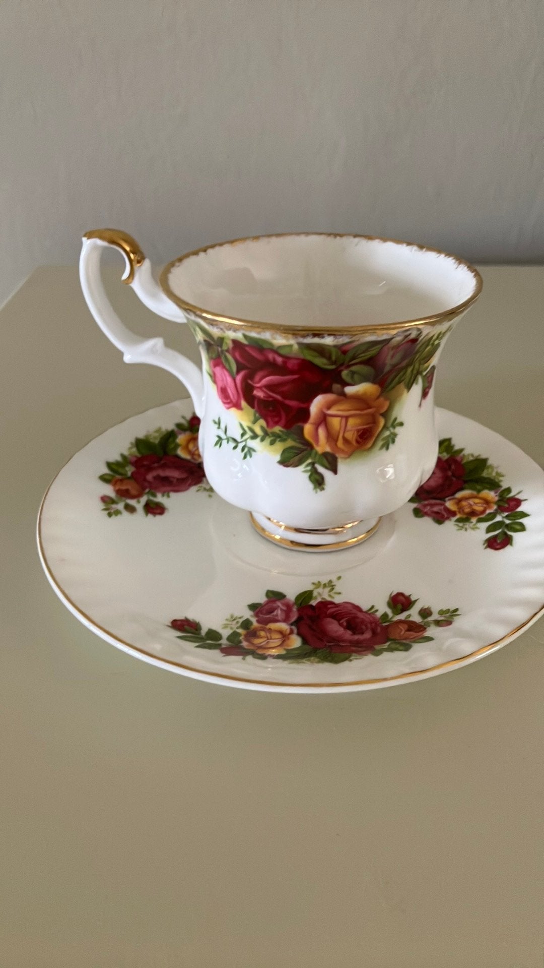 Klein moka tasje met ondertasje old country roses, Antiek en Kunst, Antiek | Servies los, Ophalen