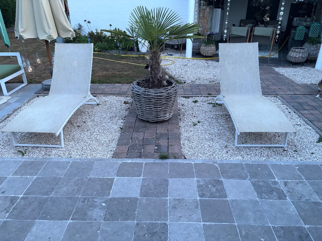 2 witte aluminium tuinligbedden met grijs kussen Exterioo, Tuin en Terras, Ligbedden, Ophalen, Zo goed als nieuw, Aluminium, Verstelbaar