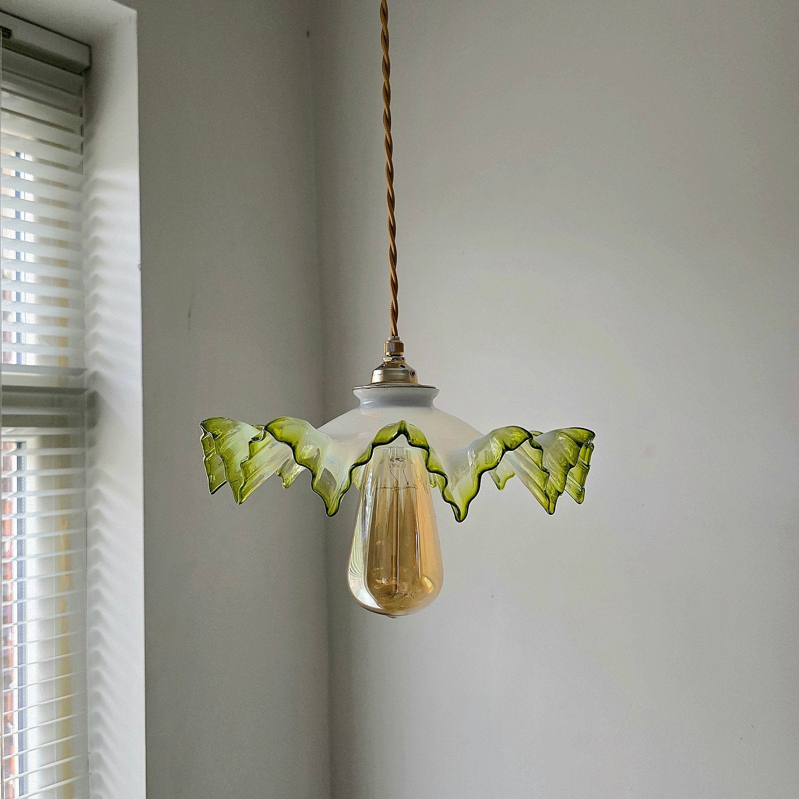 Lampe suspendue vintage en verre opalin italien., Antiquités & Art, Enlèvement ou Envoi