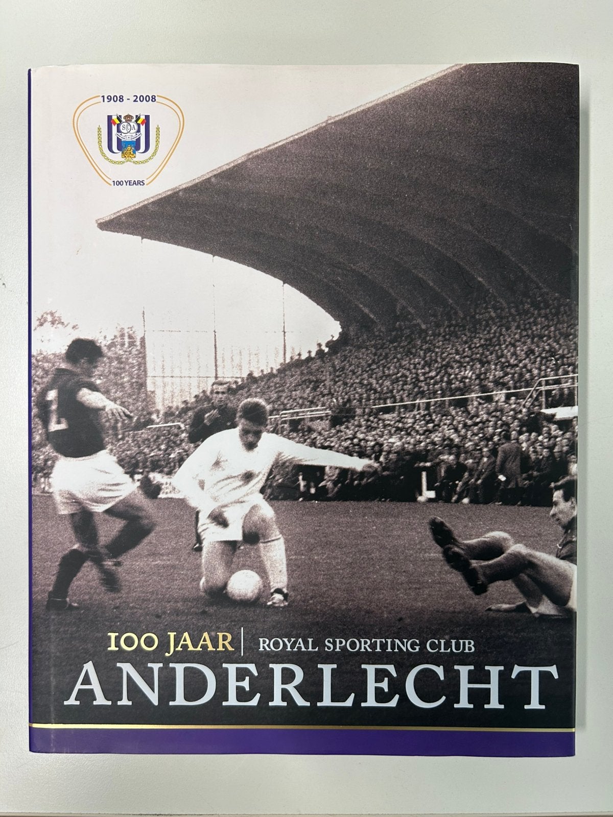 Boek 100 jaar Royal Sporting Club Anderlecht, Boeken, Ophalen of Verzenden, Gelezen, Overige sporten