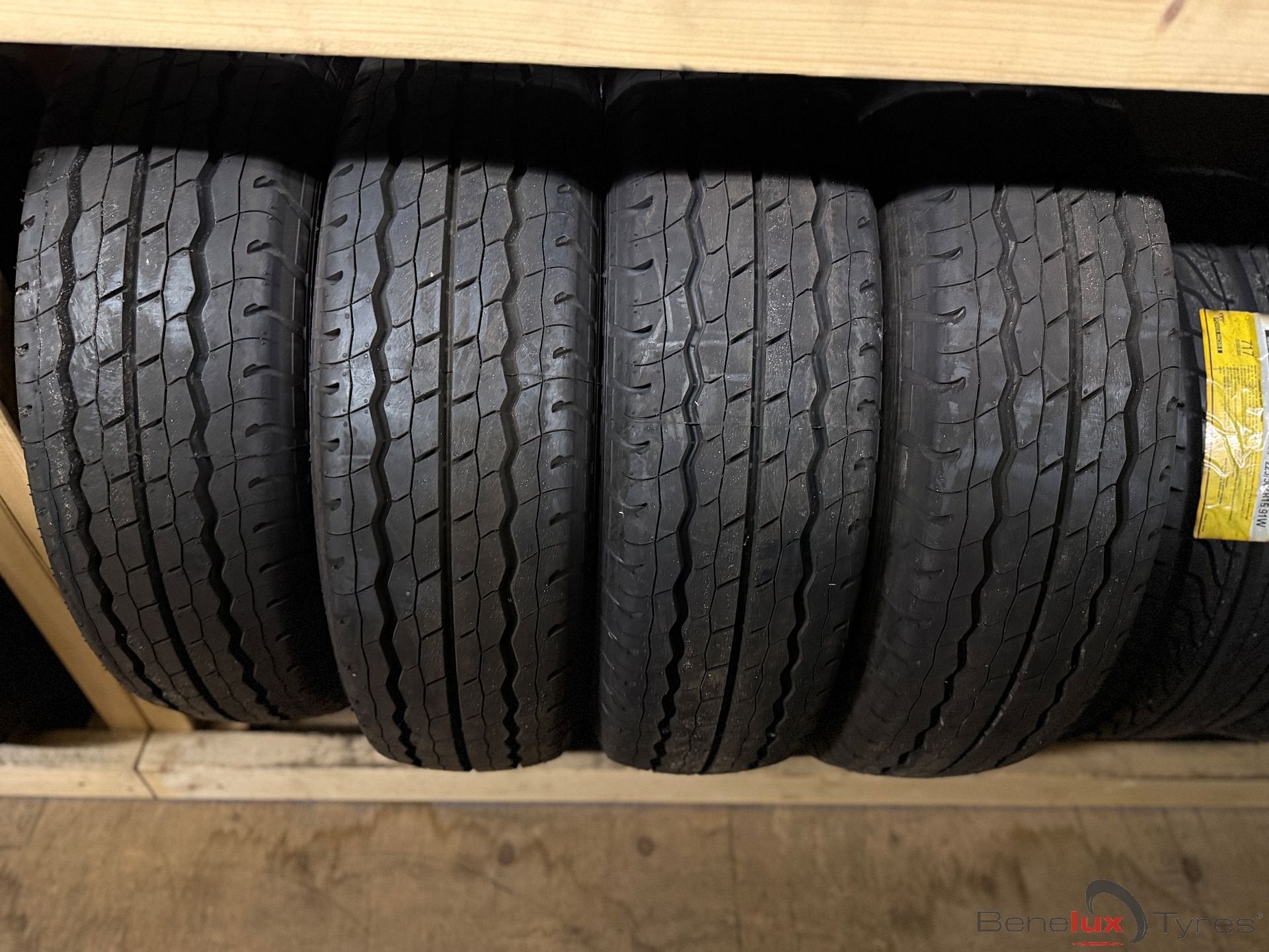 215R15c Nissan NP300 Terrano 2 Hyundai H1 Ford Courier Bel, Neuf, 15 pouces, 215 mm, Pneus été