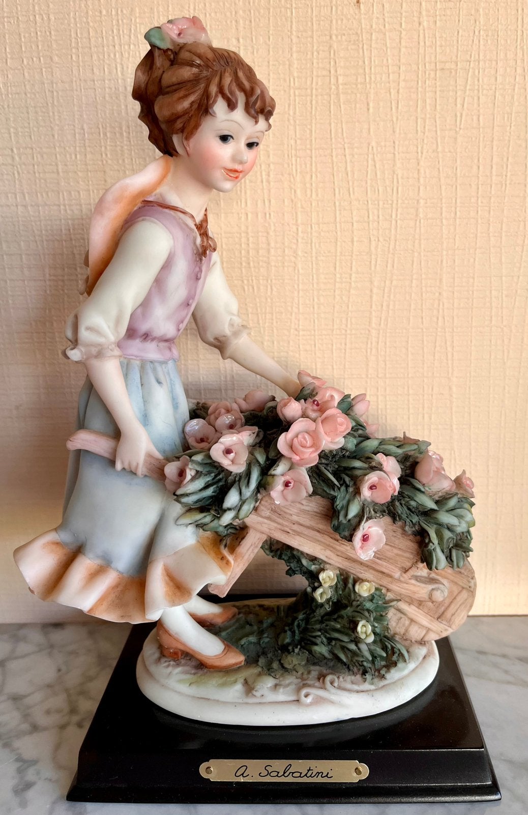 Porseleinen beeld van bloemenmeisje H26cm A. Sabatini, Ophalen, Zo goed als nieuw