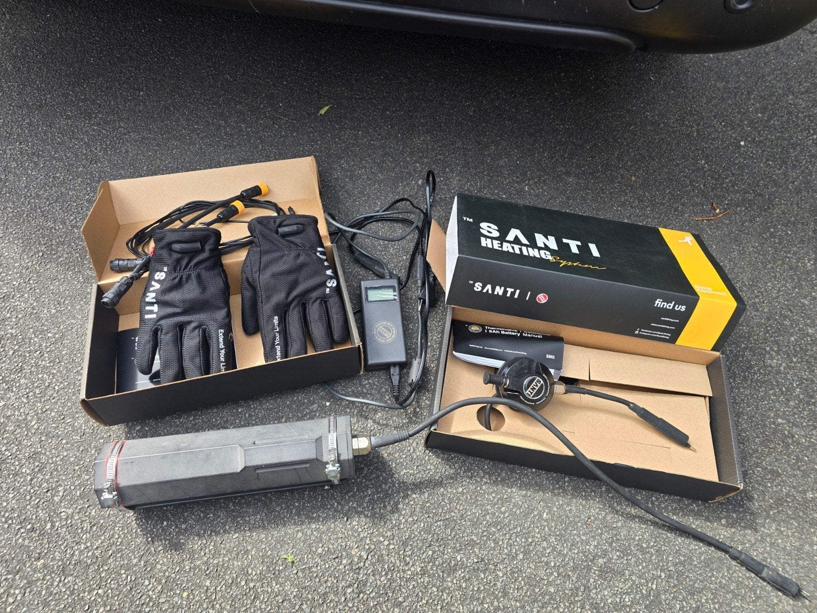 Santi onderpak en handschoenen, Ophalen