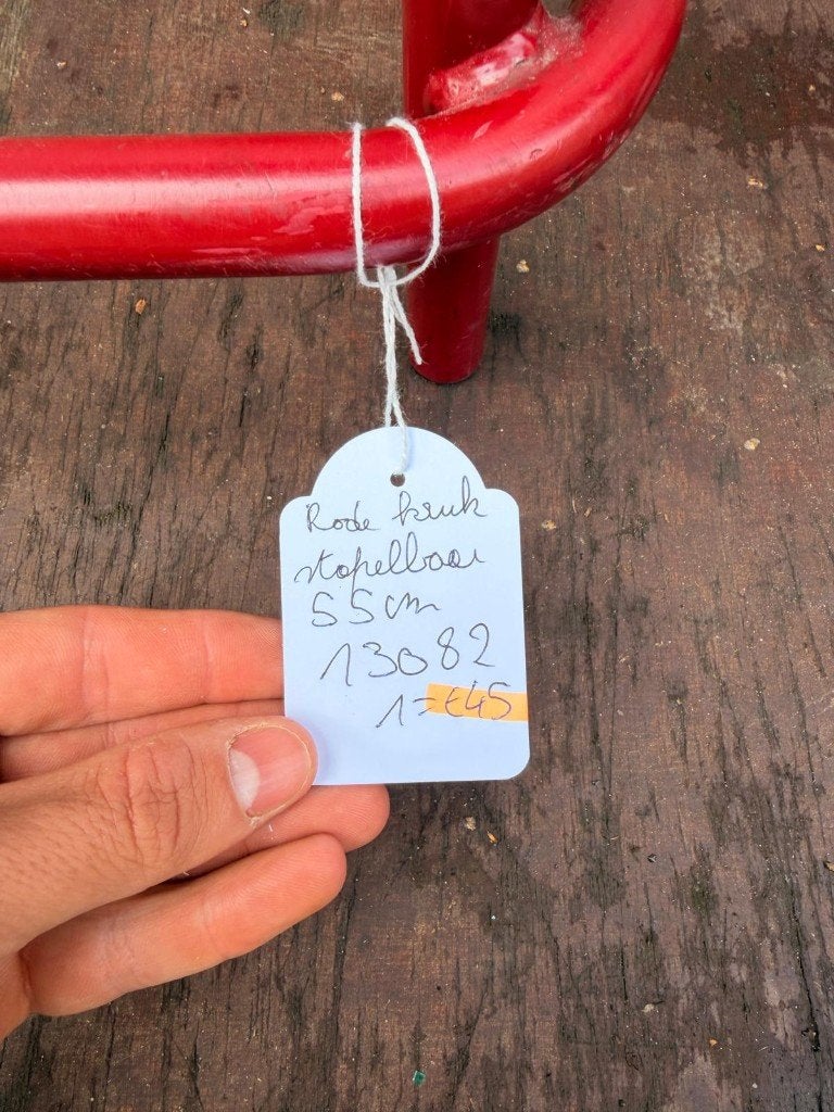 Vintage rode krukken | 55 cm zithoogte | 36 op voorraad, Ophalen of Verzenden, Gebruikt, Hout