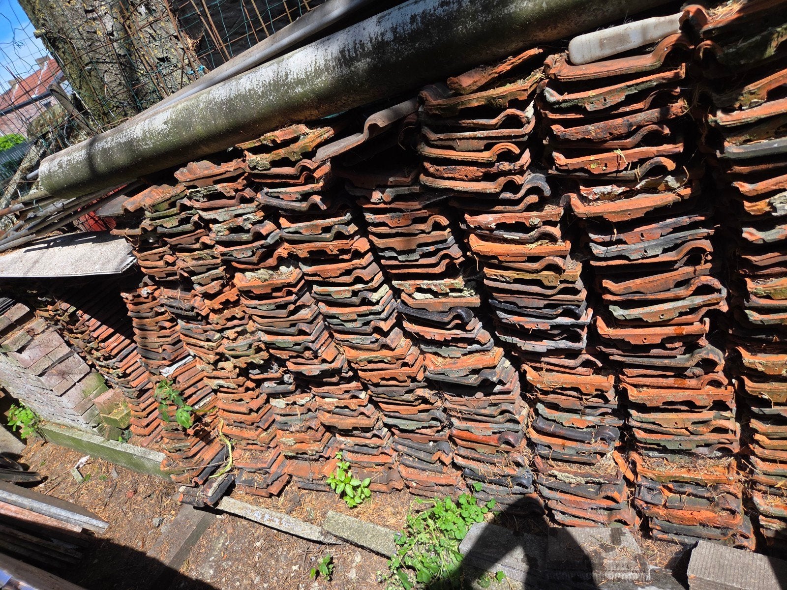 Tuiles brunes anciennes à donner – grande quantité, Bricolage & Construction, Enlèvement, Tuiles