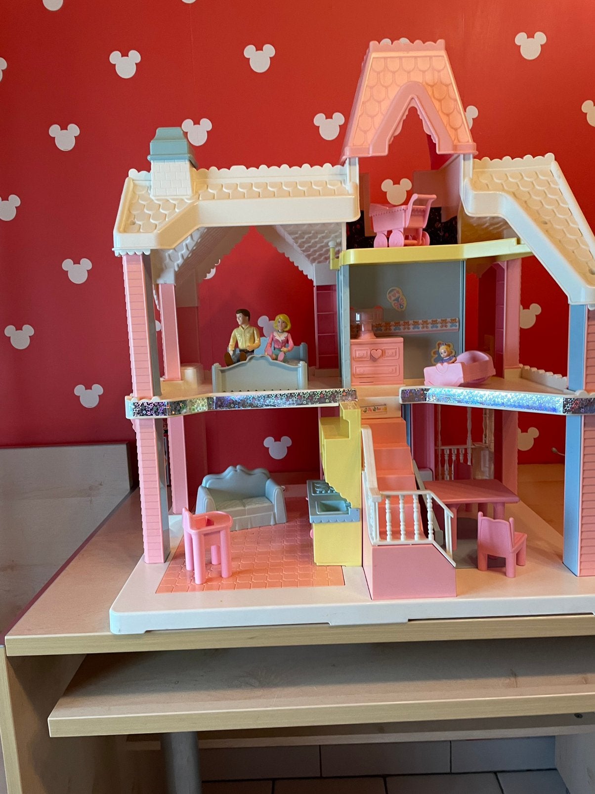 Groot Poppenhuis met meubeltjes en poppen, Ophalen, Zo goed als nieuw, Poppenhuis