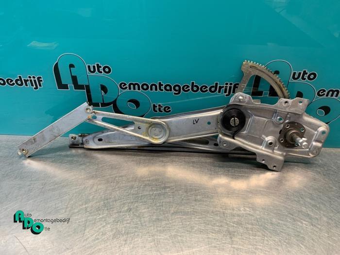 Ruitmechaniek 2Deurs links-voor van een Toyota Yaris (Yaris, Gebruikt, -, -, Ophalen of Verzenden
