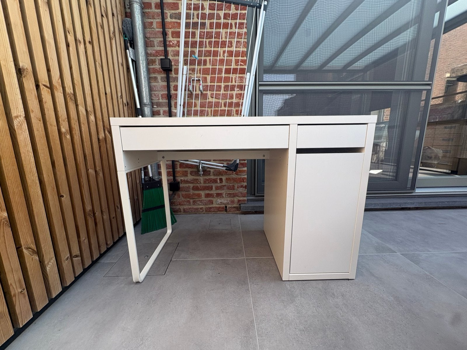 Witte bureau, Huis en Inrichting, Ophalen, Met lades, Schoolbureau, Zo goed als nieuw