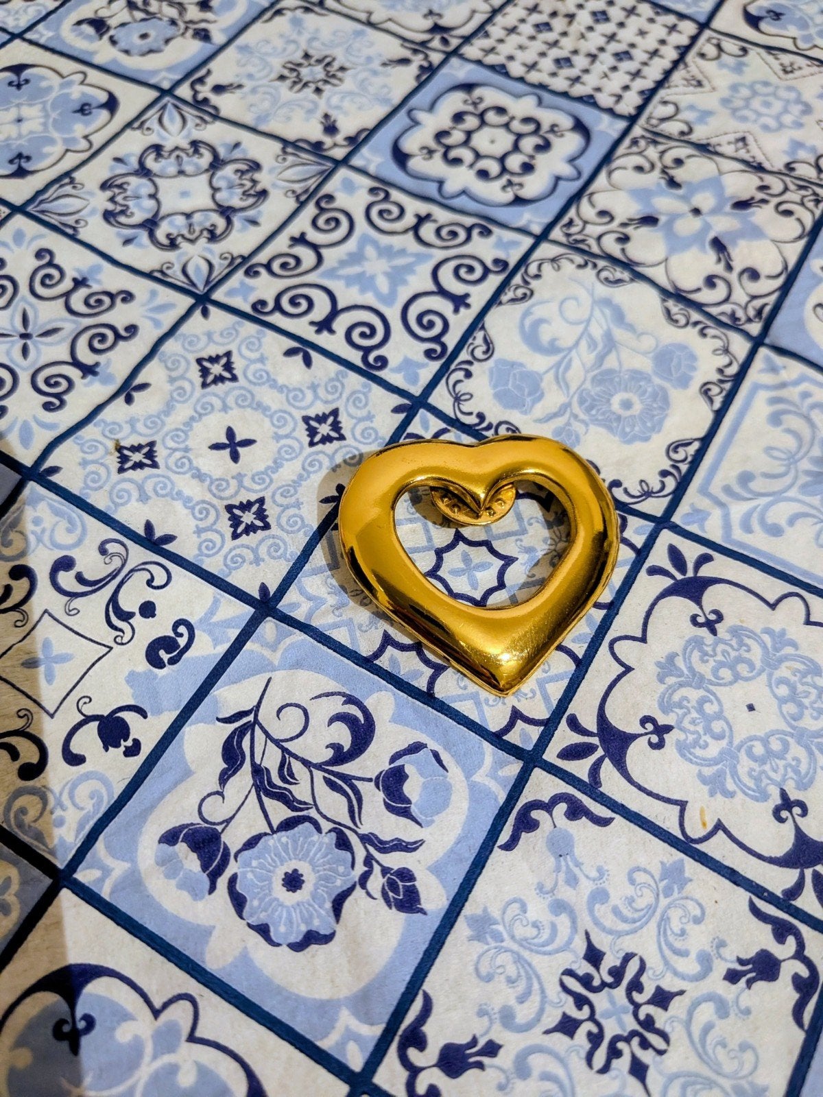 Broche Pin's vintage Yves Saint Laurent YSL Forme Cœur Doré, Enlèvement ou Envoi