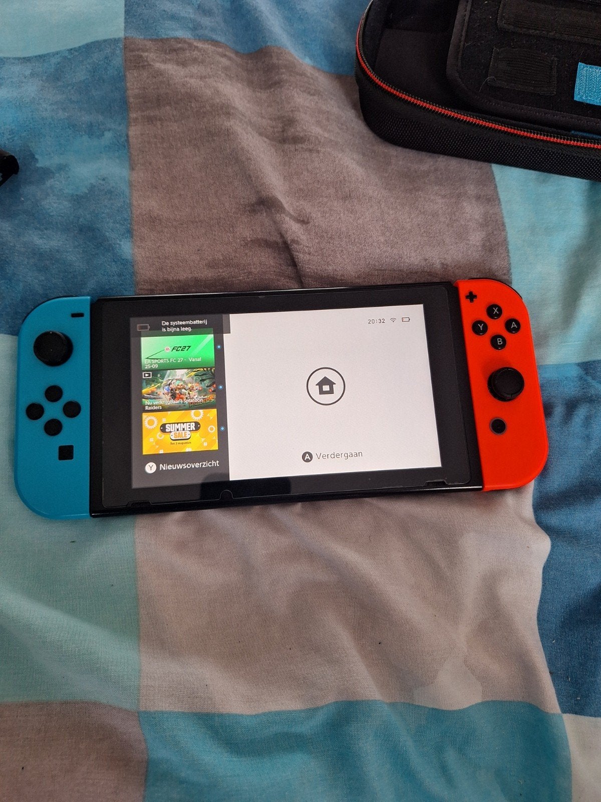 Nintendo Switch (rouge fluo/bleu) — en excellent état, Enlèvement, Comme neuf, Avec 2 manettes, Avec jeux