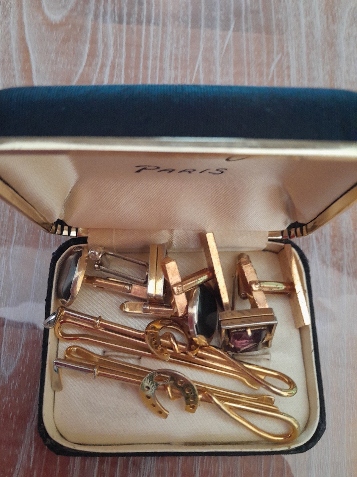 Boutons de manchettes, Envoi