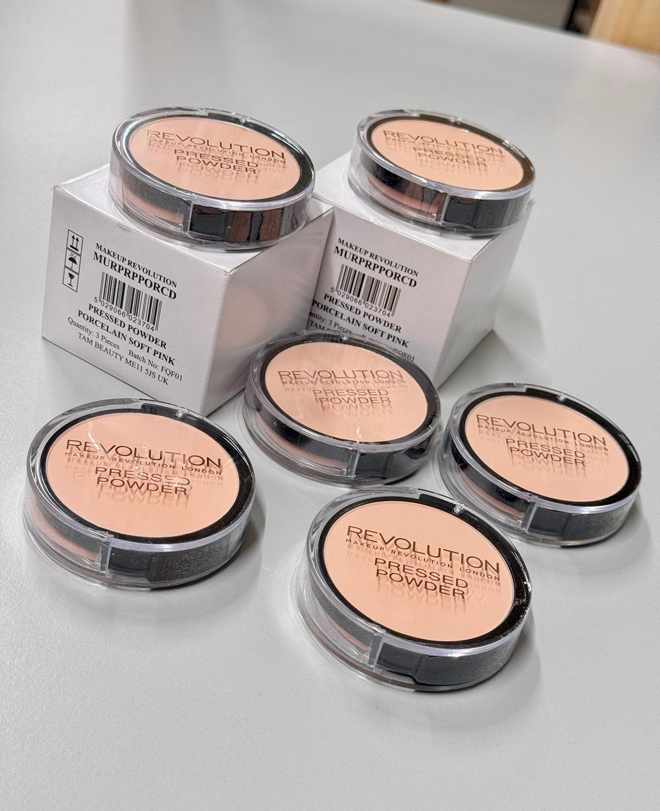 Poudre pressée 12X Makeup Revolution Rose tendre maquillage, Neuf, Maquillage, Enlèvement ou Envoi, Rose
