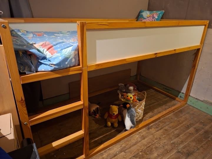 was logeerbed- boven bed en onderaan speelruimte, Kinderen en Baby's, Kinderkamer | Bedden, Ophalen, Hoogslaper of Stapelbed