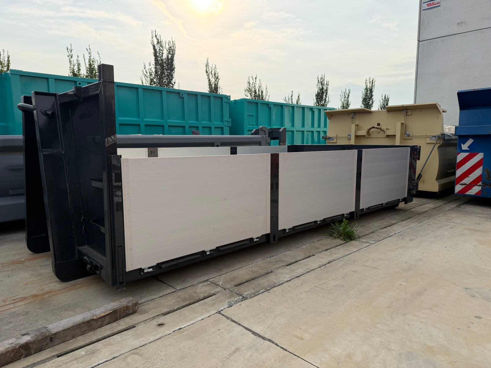 Container met alu zijdeuren en hardox bodem, Ophalen