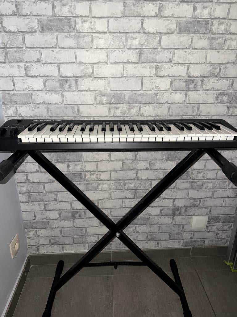 alesis q49 midi keyboard incl stand, Midi-aansluiting, Zo goed als nieuw, Ophalen, 49 toetsen