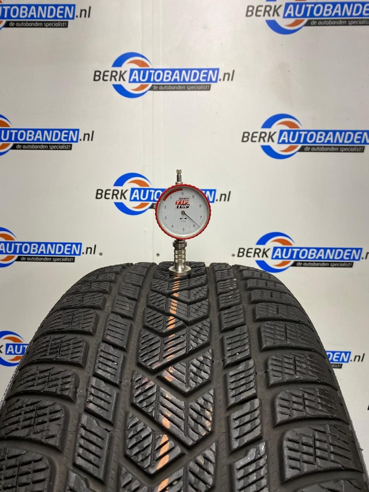 2x Pirelli Scorpion Winter MO1 265/40 R21 105V 265/40/21 265, Auto-onderdelen, Banden en Velgen, Gebruikt, -, 265 mm, -