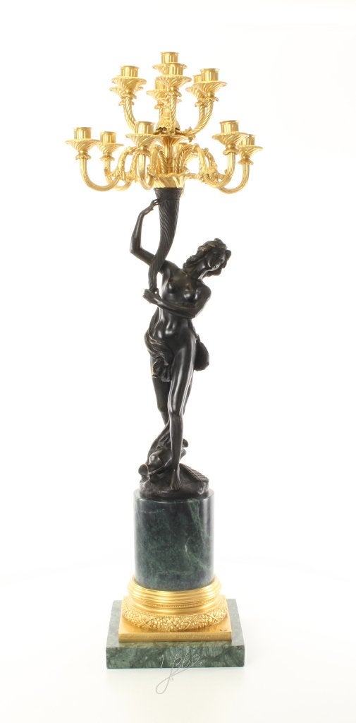 Chandelier en bronze avec figure féminine Naar Cauvet (1783)