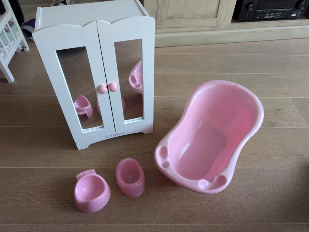 Poppen kleerkast + badje en potjes voor pop, Ophalen