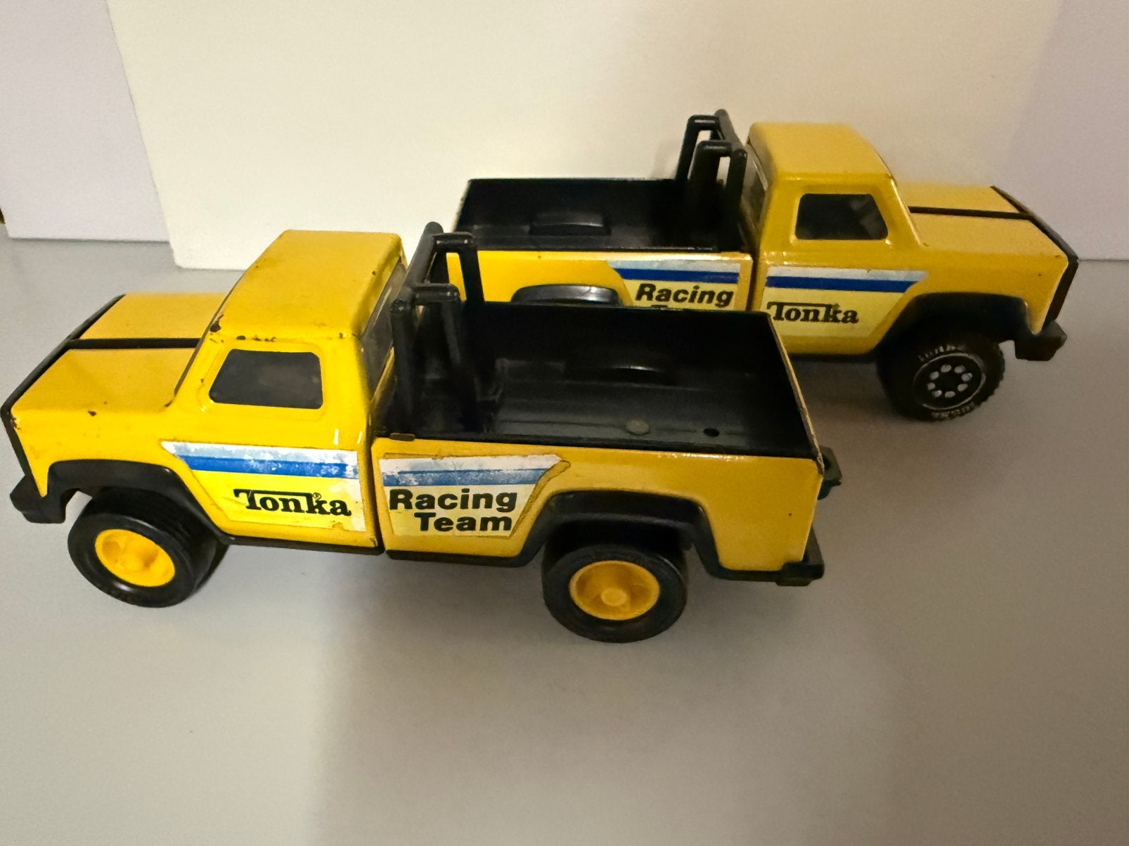 2 camionnettes Vintage Tonka Racing Team — jaunes, Enlèvement ou Envoi, Utilisé, Voiture, Autres marques