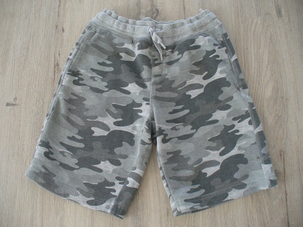 Short legermotief maat 134, Enfants & Bébés, Vêtements enfant | Taille 134, Enlèvement ou Envoi, Comme neuf, Garçon, Pantalon