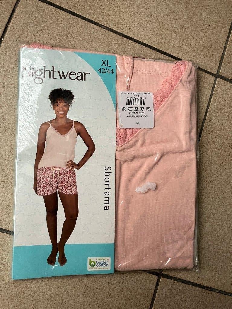 Nieuwe roze kleurige shortama - Maat XL ( 42 / 44 ), Kleding | Dames, Pyjama's, Ophalen of Verzenden, Nieuw, Maat 46/48 (XL) of groter