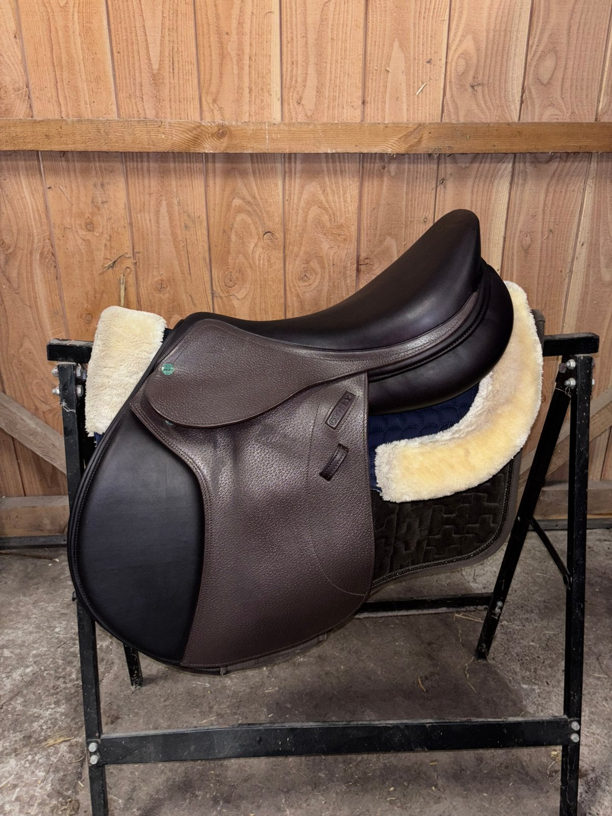NIEUW! Demo Springzadel bruin 17,5 inch medium boom Crosby, Neuf, Siège semi-creux, Obstacle, L (17.5 pouces)