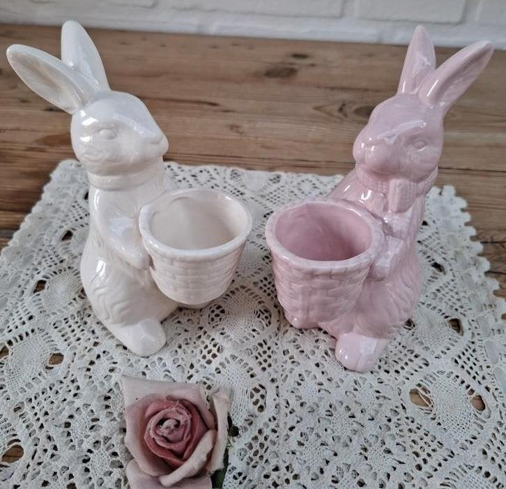 2 Keramieke paashaasjes eierdopjes, off white en roze, PASEN, Diversen, Gebruikt, -, -, Ophalen of Verzenden