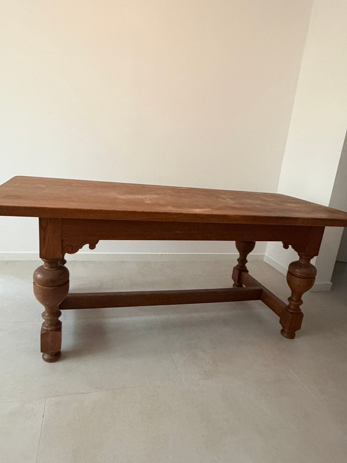 Stevige houten tafel, Ophalen