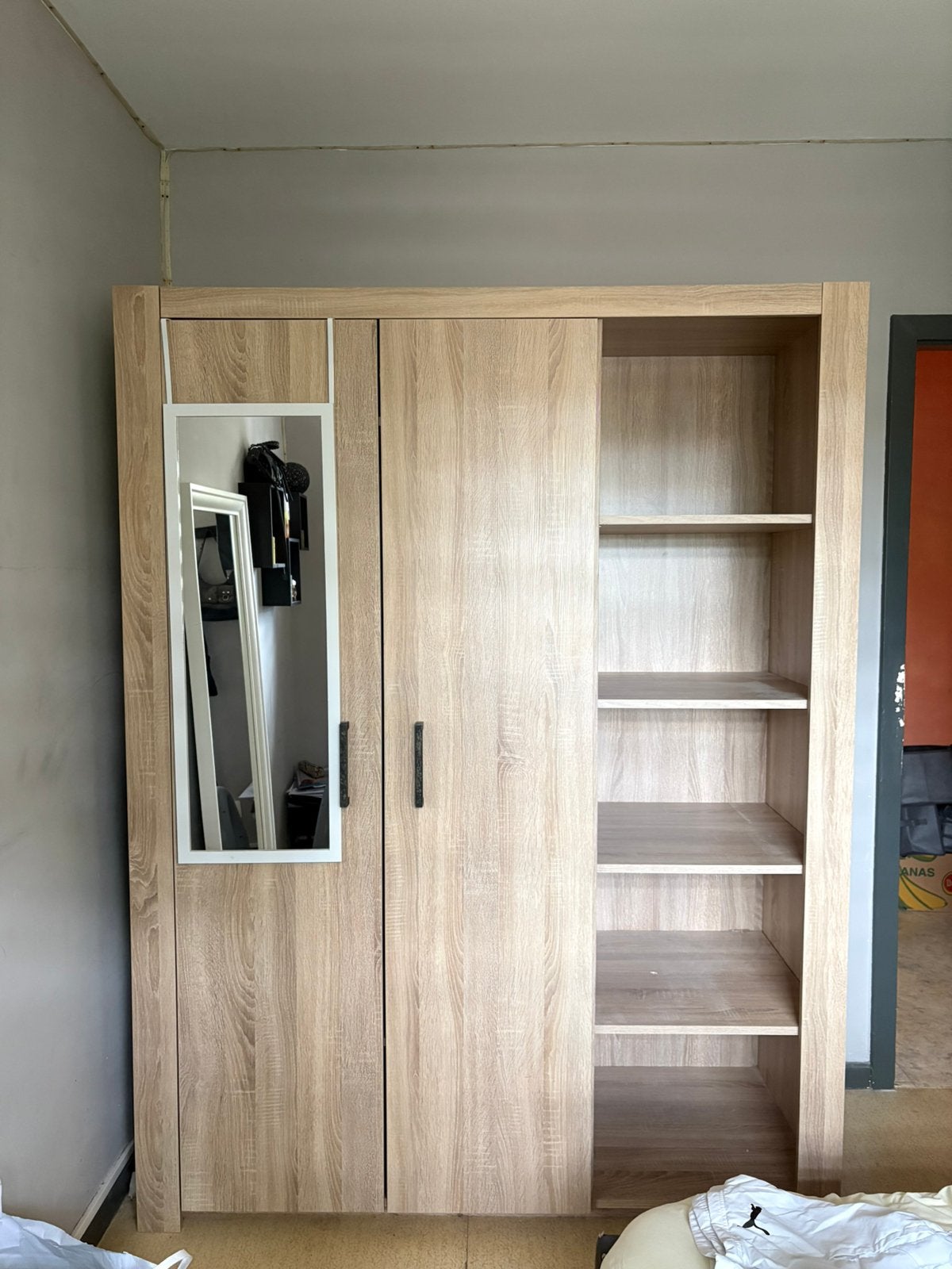 Garde robe spacieuse, profonde, 150 à 200 cm, Utilisé, Autres essences de bois, 50 à 75 cm