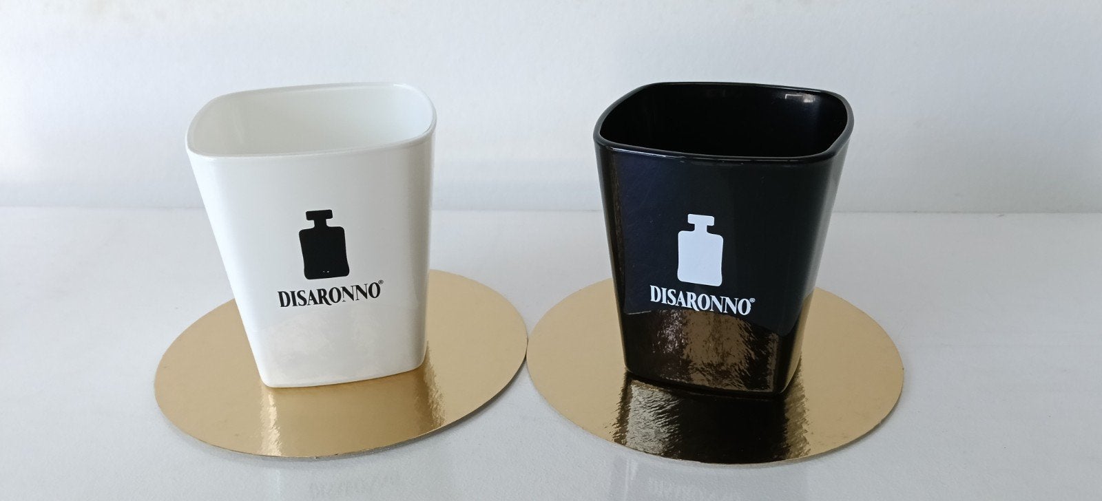 €2 voor 2 glazen Amaretto Disaronno. Wit en Zwart., Collections, Enlèvement ou Envoi