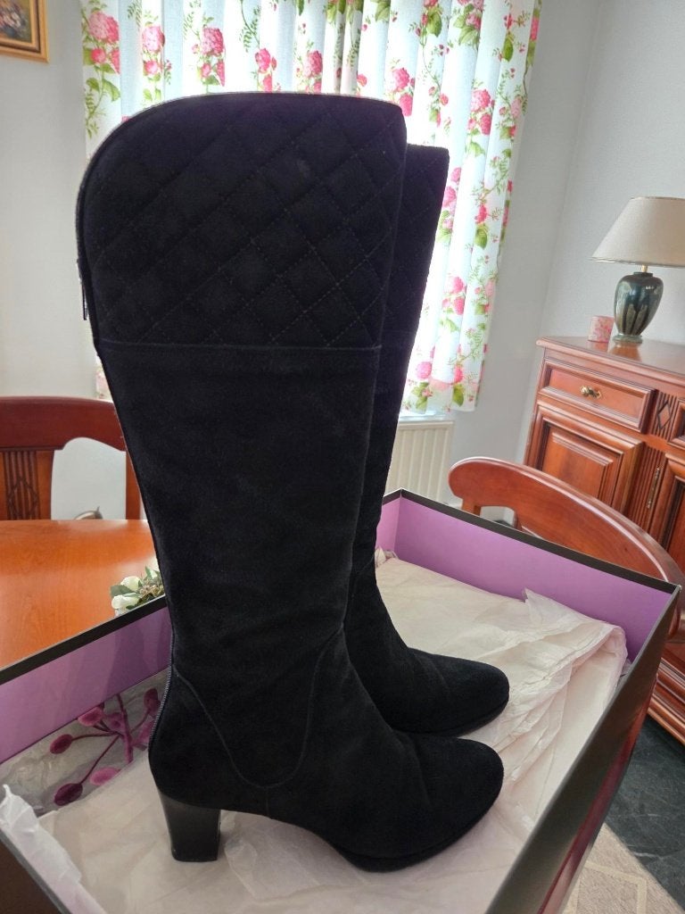Nieuw : laarzen zwart suède - Lilian - plateau hak 5 cm - 35, Ophalen, Hoge laarzen, Lilian, Zwart