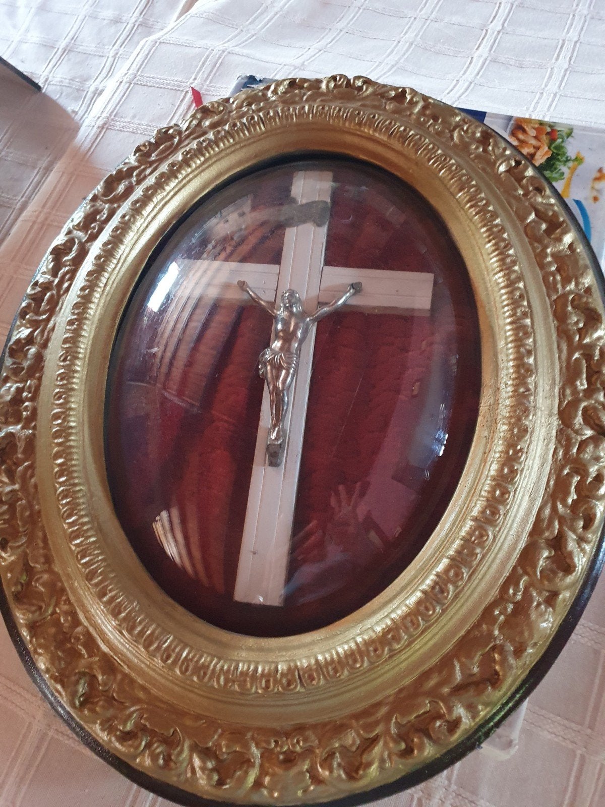kruis onder gebogen glas, Ophalen