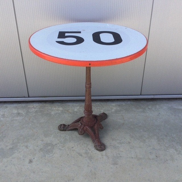 Tafeltje met gietijzeren voet en verkeersbord, Antiek en Kunst, Curiosa en Brocante, Ophalen