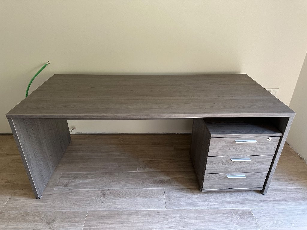 Mooi grijs houten bureau en aparte ladeblok - in goede staat, Maison & Meubles, Enlèvement, Utilisé, Gris