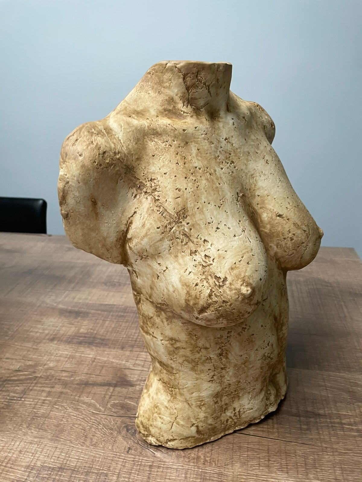 Vrouwen buste beeld kan hangend of staand geplaatst worden ., Ophalen of Verzenden, Handgemaakt, 20 - 50 cm, Steen of Keramiek