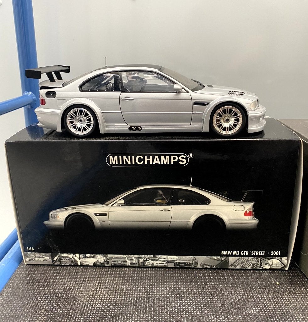BMW M3 GTR Street 2001 Minichamps 1/18 Carbon Roof, Ophalen, Zo goed als nieuw, Auto, MiniChamps