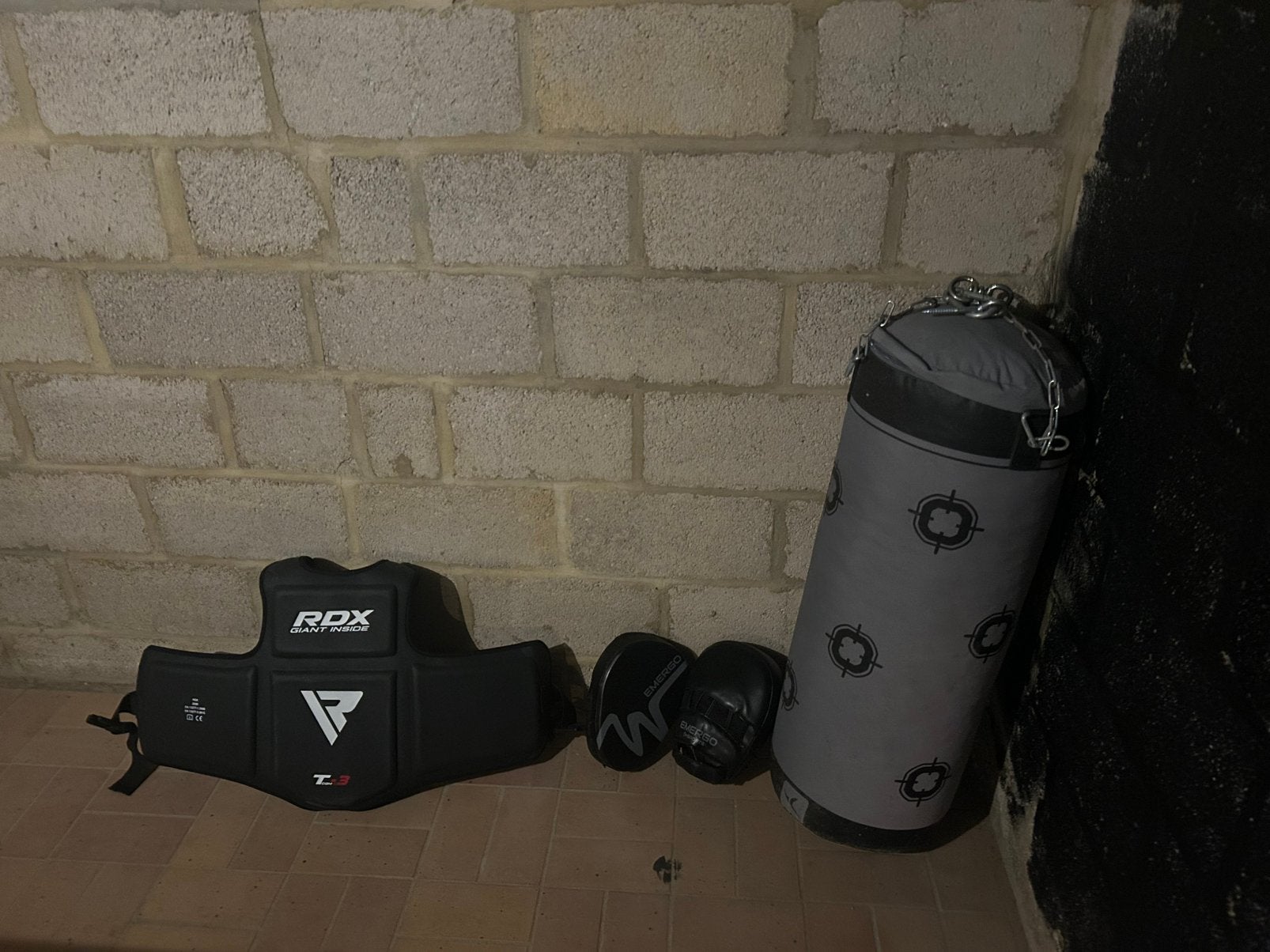 Hangbare boxzak 60kg + 2 boxpads + grote bodyprotector, Sport en Fitness, Ophalen, Zo goed als nieuw