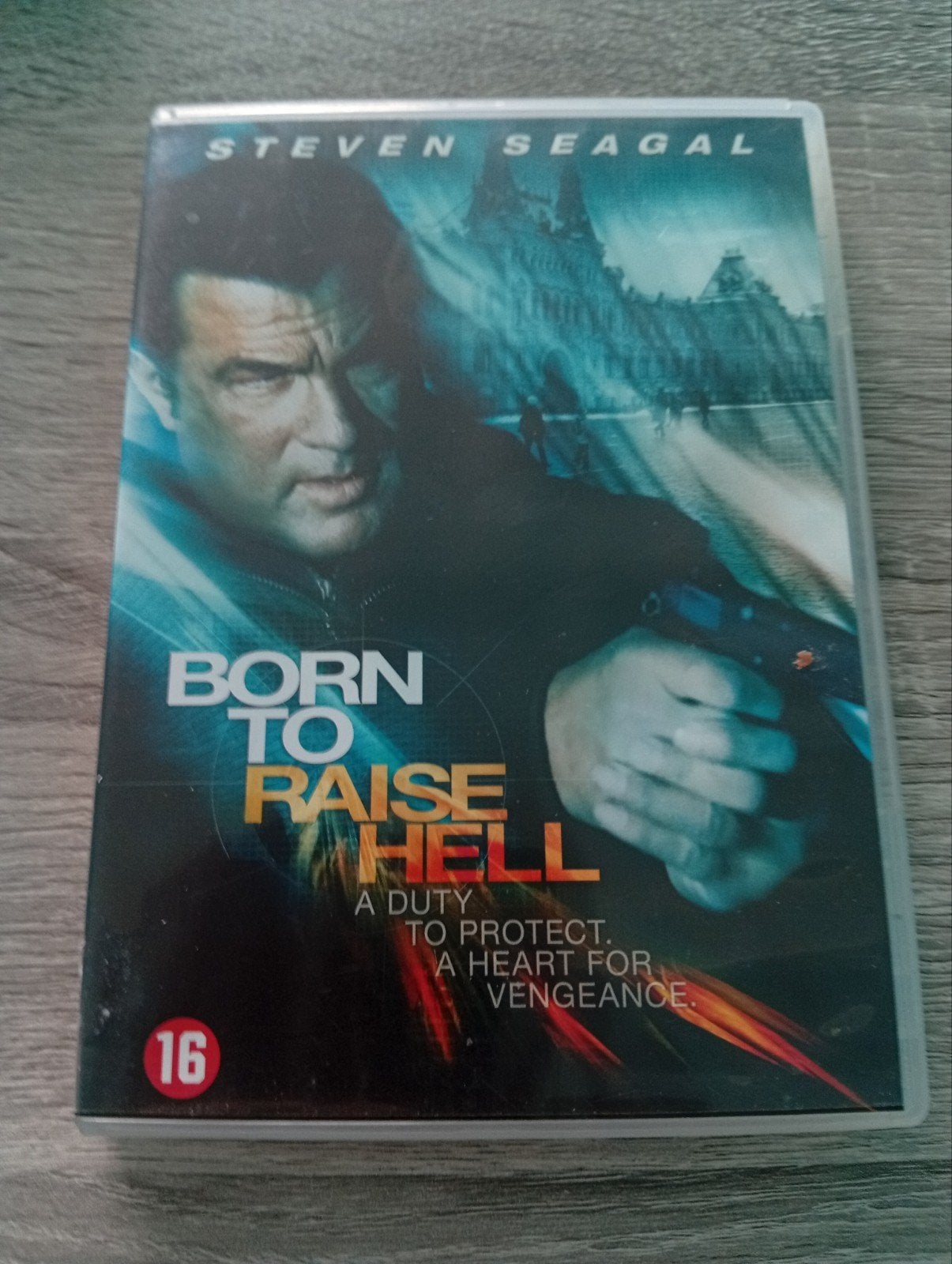 Le DVD d'action « Born to Raise Hell » de Steven Seagal, CD & DVD, Action, Enlèvement ou Envoi, Néerlandais, Comme neuf
