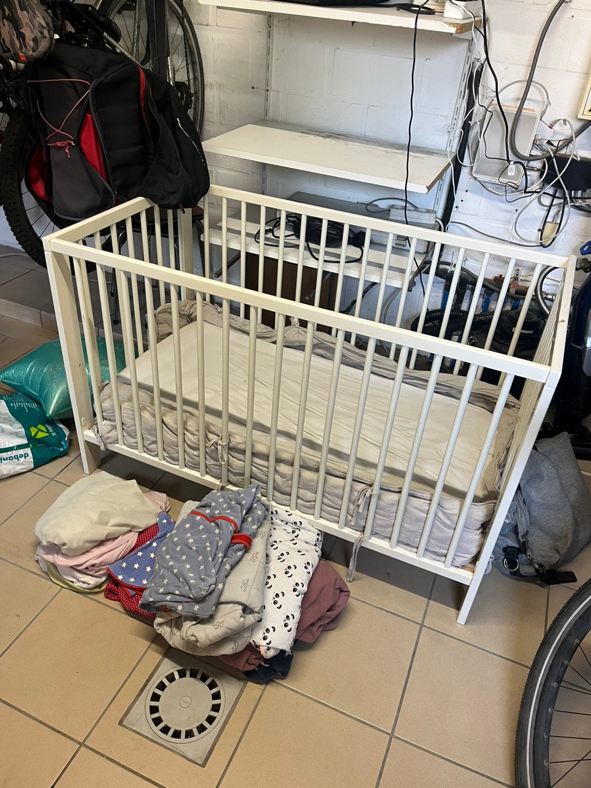 Babybed ikea + omranding + slaapzakken + matras + 5 hoezen, Kinderen en Baby's, Ophalen, Zo goed als nieuw, Matras