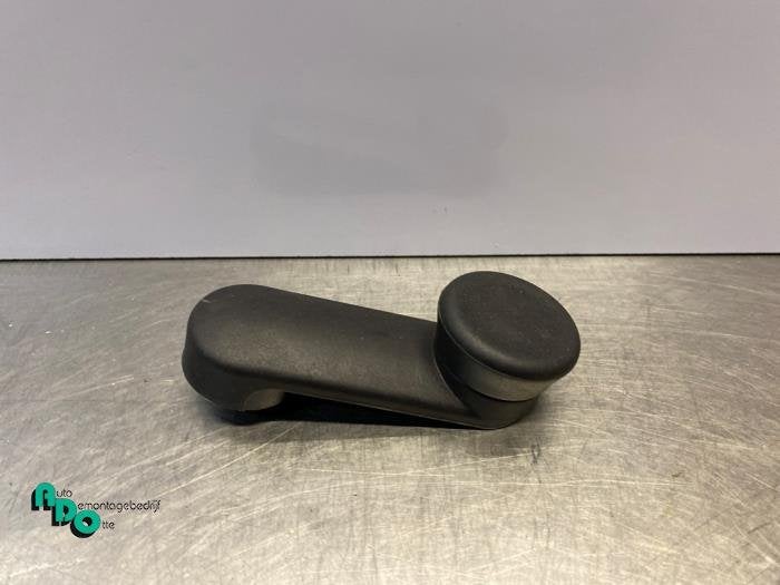 Manivelle de vitre d'un Opel Corsa (Corsa E 15-), -, Opel, 3 mois de garantie, Utilisé