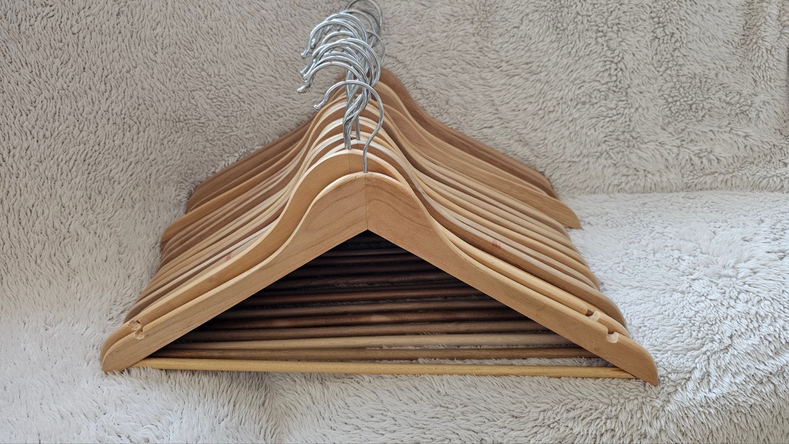 Lot de 18 cintres en bois robustes, Vêtements | Femmes, Cintres, Bois