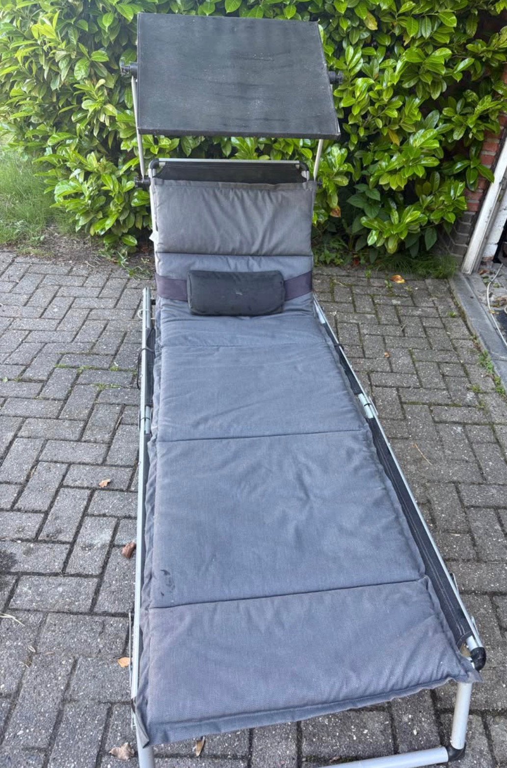 CHAISE LONGUE avec pare-soleil et oreiller, Jardin & Terrasse, Enlèvement ou Envoi, Comme neuf, Synthétique, Pliant