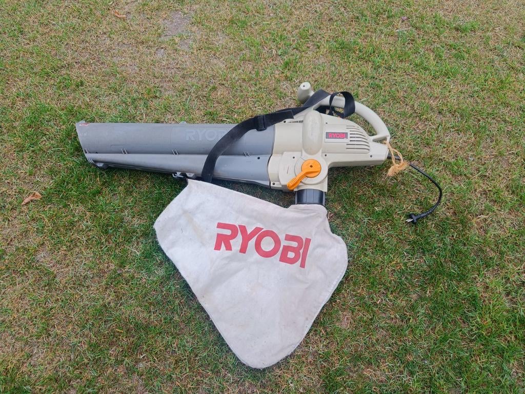Ryobi bladblazer + hakselaar, Enlèvement