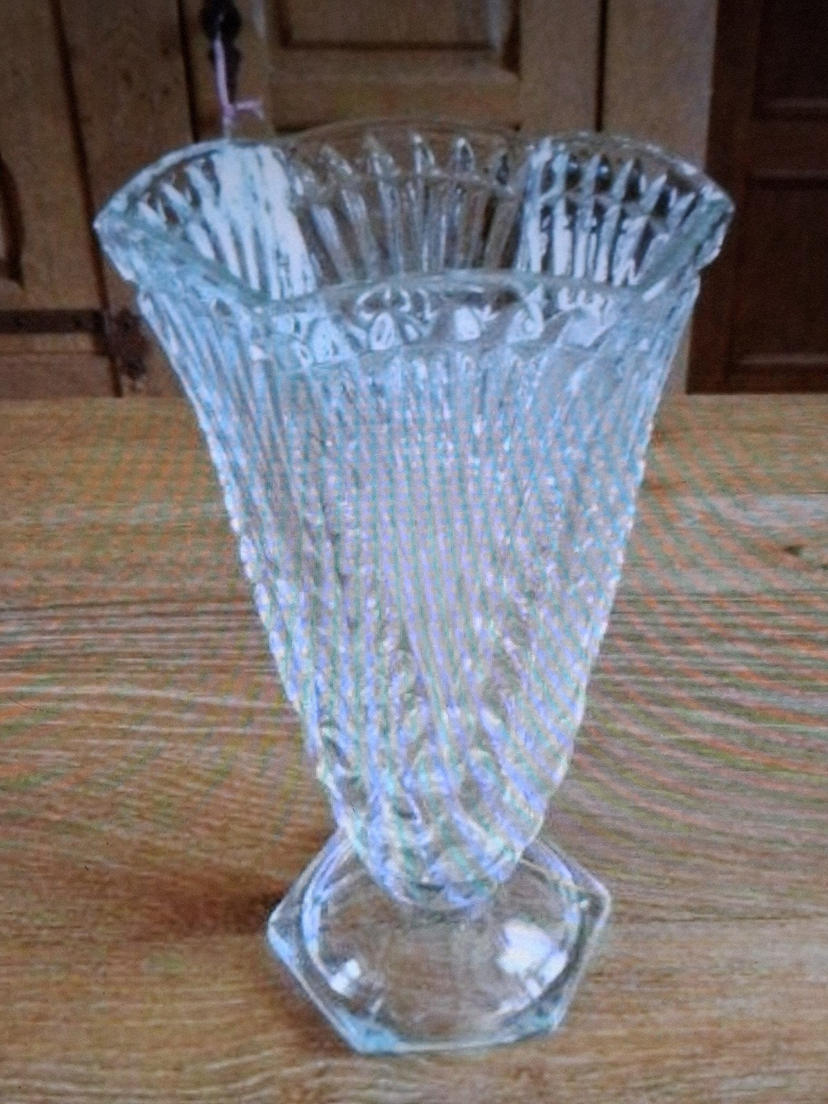 Beau vase ancien à facettes en verre en parfait état, Sur pied, 23 cm, Comme neuf, Verre