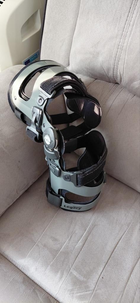 Knie brace, Ophalen
